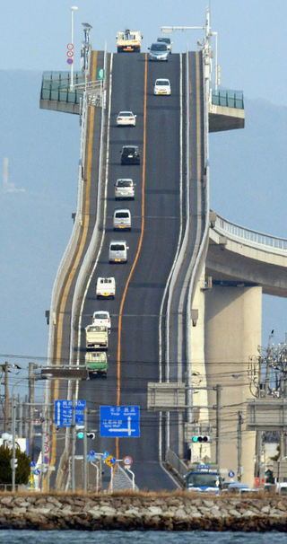 Illustration for article titled El puente japonés imposible que ves en tantos virales tiene una explicación muy sencilla